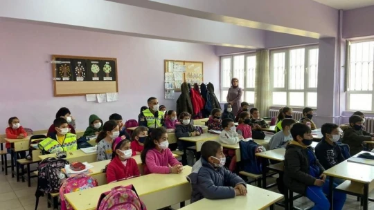 Jandarmadan çocuklara trafik eğitimi
