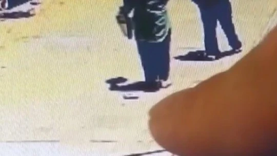 Kadının düşürdüğü cüzdanı başka biri aldı, o anlar kameraya yansıdı