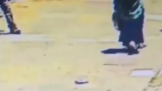 Kadının düşürdüğü cüzdanı başka biri aldı, o anlar kameraya yansıdı