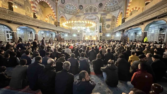 Kadir Gecesi'nde vatandaşlar camilere akın etti