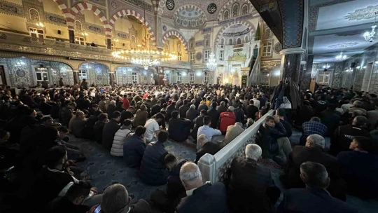 Kadir Gecesi'nde vatandaşlar camilere akın etti