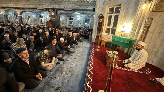 Kadir Gecesi'nde vatandaşlar camilere akın etti