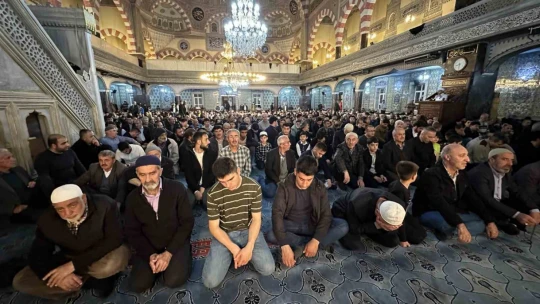 Kadir Gecesi'nde vatandaşlar camilere akın etti