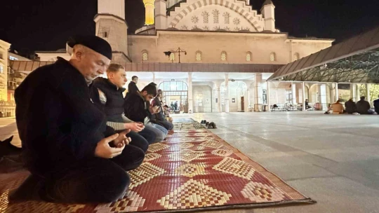 Kadir Gecesi'nde vatandaşlar camilere akın etti