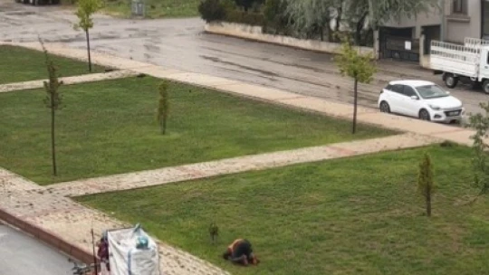 Kağıt toplayan adam sağanak yağmurun altında namaz kıldı