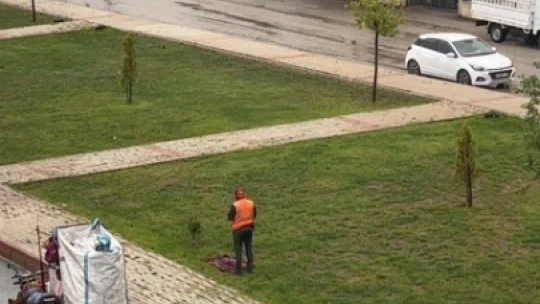 Kağıt toplayan adam sağanak yağmurun altında namaz kıldı