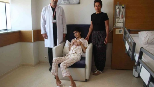 Kalbi durup bitkisel hayata giren genç kız kök hücre nakli ile hayata tutundu