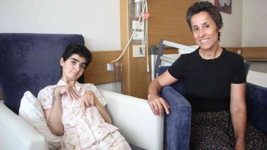 Kalbi durup bitkisel hayata giren genç kız kök hücre nakli ile hayata tutundu