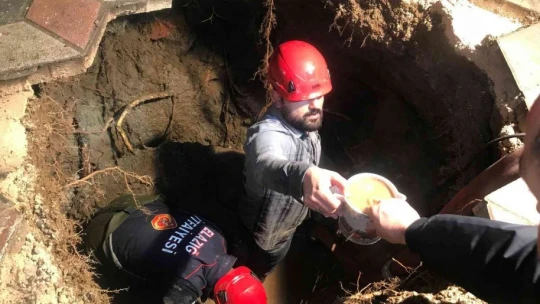 Kaldırımda yürürken bir anda kendini çukurda bulan adamın görüntüleri ortaya çıktı