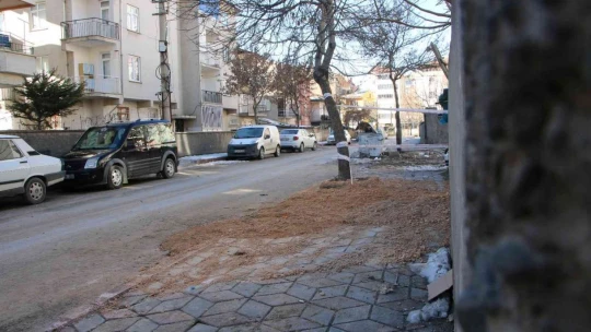 Kaldırımda yürürken bir anda kendini çukurda bulan adamın görüntüleri ortaya çıktı
