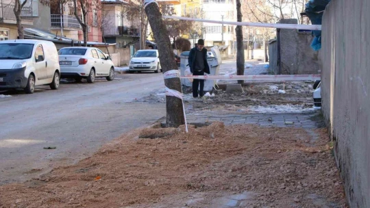 Kaldırımda yürürken bir anda kendini çukurda bulan adamın görüntüleri ortaya çıktı