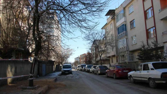 Kaldırımda yürürken bir anda kendini çukurda bulan adamın görüntüleri ortaya çıktı