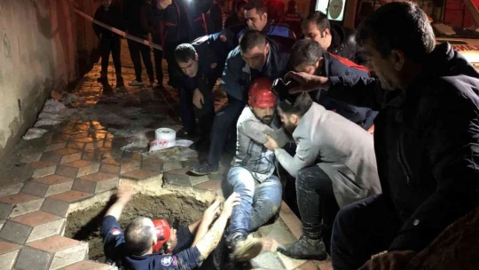 Kaldırımda yürürken bir anda kendini çukurda bulan adamın görüntüleri ortaya çıktı