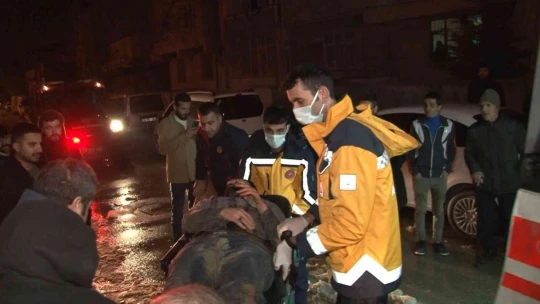 Kaldırımda yürürken bir anda kendini çukurda bulan adamın görüntüleri ortaya çıktı