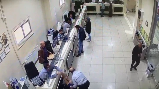 Kalp krizi geçiren vatandaşı kalp masajı ile hayatta tutan belediye personeli İHA'ya konuştu
