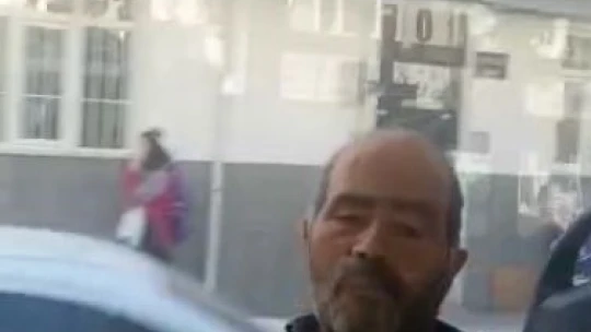 Kalp krizi geçiren yaşlı adamı otobüsle hastaneye yetiştirdiler