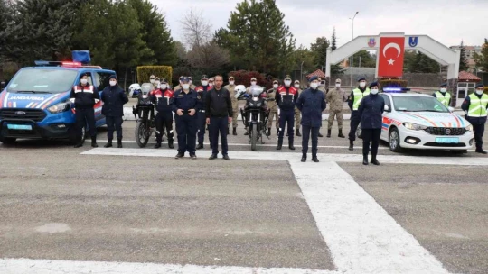 Kanser tedavisi gören gencin hayalini jandarma gerçekleştirdi