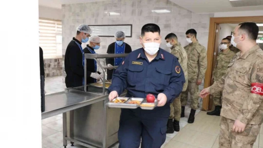 Kanser tedavisi gören gencin hayalini jandarma gerçekleştirdi