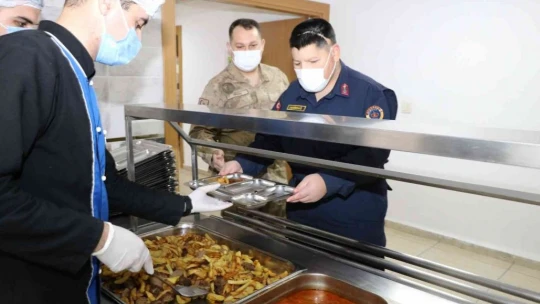 Kanser tedavisi gören gencin hayalini jandarma gerçekleştirdi