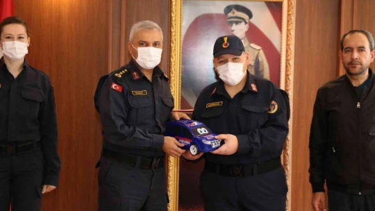 Kanser tedavisi gören gencin hayalini jandarma gerçekleştirdi