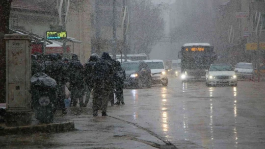 Kar, Elazığ'ı etkisi altına aldı
