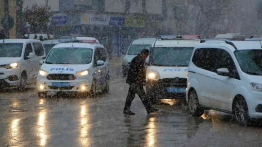 Kar, Elazığ'ı etkisi altına aldı