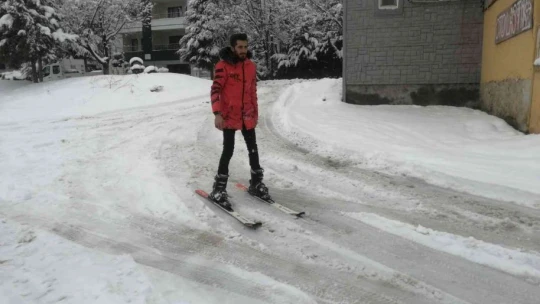 Kar Elazığ'ı kapladı, 3 kafadar kayak takımlarını alıp caddeleri kayakla gezdi
