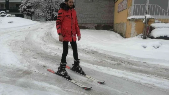Kar Elazığ'ı kapladı, 3 kafadar kayak takımlarını alıp caddeleri kayakla gezdi