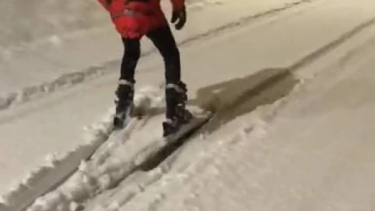 Kar Elazığ'ı kapladı, 3 kafadar kayak takımlarını alıp caddeleri kayakla gezdi