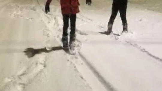 Kar Elazığ'ı kapladı, 3 kafadar kayak takımlarını alıp caddeleri kayakla gezdi