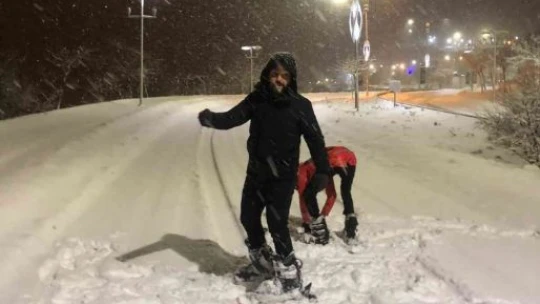 Kar Elazığ'ı kapladı, 3 kafadar kayak takımlarını alıp caddeleri kayakla gezdi
