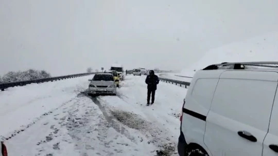 Kar nedeniyle rampayı çıkamayan sürücüler yolda mahsur kaldı