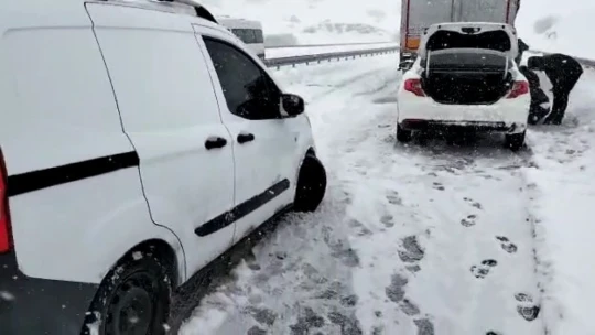 Kar nedeniyle rampayı çıkamayan sürücüler yolda mahsur kaldı