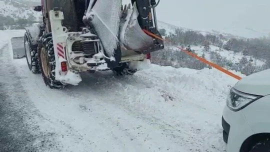 Kar yağışından dolayı yolda kalan bir grup vatandaş kurtarıldı