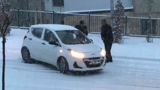 Kar yağışının etkili olduğu Elazığ'da sürücüler zor anlar yaşadı