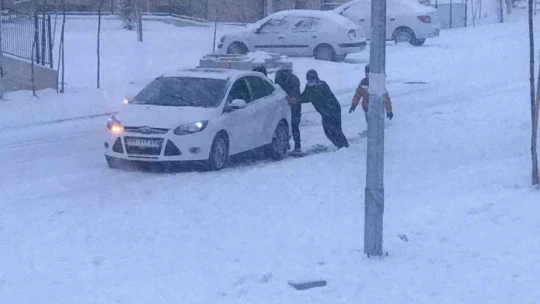 Kar yağışının etkili olduğu Elazığ'da sürücüler zor anlar yaşadı