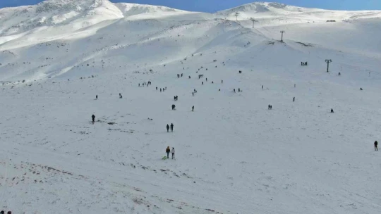 Kara hasret kalan vatandaşlar Hazarbaba Kayak Merkezine akın etti