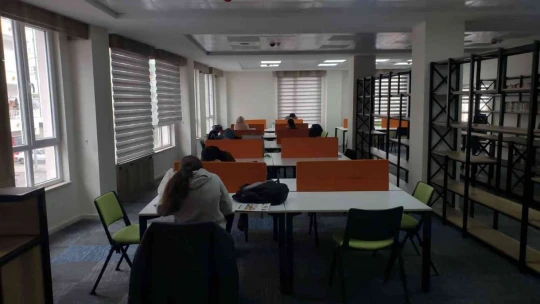 Karakoçan'da 3 katlı ilçe kütüphanesi hizmete açıldı