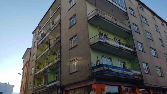 Karakoçan'da ağır hasarlı 11 binada boşaltma işlemi sürüyor