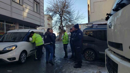 Karakoçan'da ağır hasarlı 11 binada boşaltma işlemi sürüyor