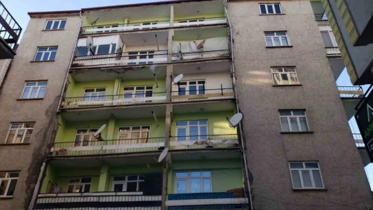 Karakoçan'da ağır hasarlı 11 binada boşaltma işlemi sürüyor