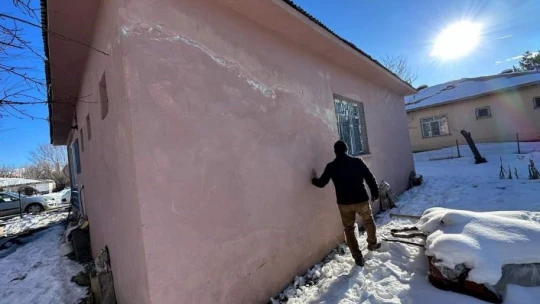 Karakoçan'da hasarlı binalar kontrol ediliyor