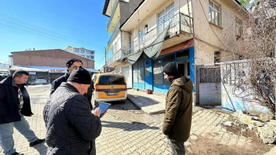 Karakoçan'da hasarlı binalar kontrol ediliyor