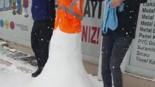 Kardan adamı giydirip birlikte halay çektiler