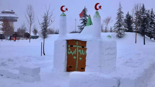 Kardan cami yapıp minaresine ay yıldız yerleştirdiler