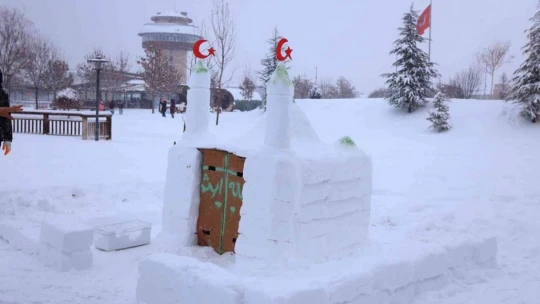 Kardan cami yapıp minaresine ay yıldız yerleştirdiler