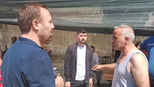 Kasaplar bıçakla üzerine yürüdükleri gazetecileri darp etti