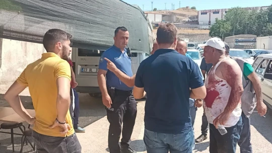Kasaplar bıçakla üzerine yürüdükleri gazetecileri darp etti