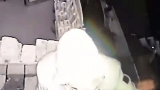 Kaşla göz arasında 17 bin TL nakit ve 50 bin TL değerinde sigara çaldılar