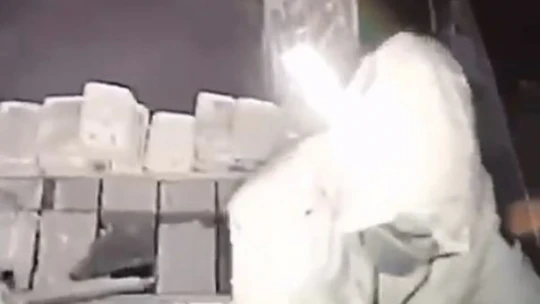 Kaşla göz arasında 17 bin TL nakit ve 50 bin TL değerinde sigara çaldılar
